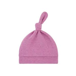Weiche Strickmütze für Babys in Rosa mit Knoten, besonders leichter und einlagiger Stoff.