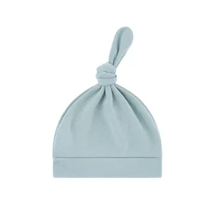 Detailansicht einer weichen hellblauen geknoteten Baby-Beanie-Mütze für Neugeborene
