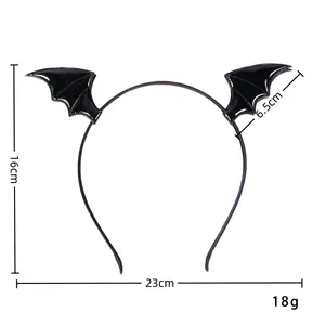 Detaillierte Maße des schwarzen Kunstleder-Haarreifens mit Halloween-Fledermausflügeln.