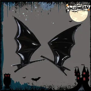 Detaillierte Makroansicht glänzender schwarzer Fledermausflügel-Haarspangen für Halloween