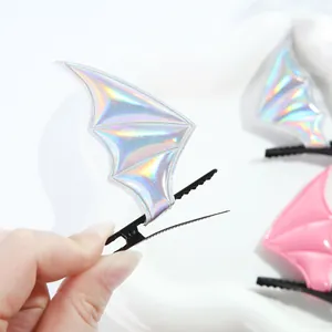 Nahaufnahme einer holografischen Fledermausflügel-Haarklammer für Halloween-Accessoires