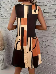 Vue arrière d'une robe d'été sans manches avec un bel imprimé abstrait géométrique.