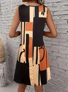 Vue arrière d'une robe sans manches à col rond avec un motif géométrique abstrait audacieux