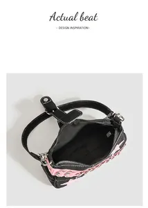 Vue détaillée d'un sac à bandoulière Y2K noir et rose orné d'étoiles et d'anneaux