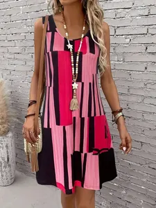 Détail d'une robe ample sans manches à col rond avec imprimé géométrique rose et noir