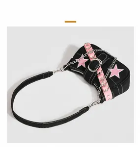 Vue détaillée du sac à bandoulière Y2K noir avec étoiles roses et chaîne en métal