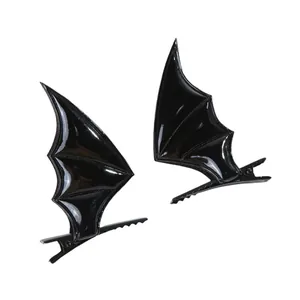 Paar glänzende schwarze Fledermausflügel-Haarspangen für Halloween-Kostümpartys.