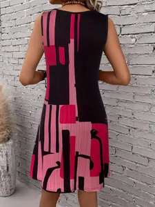 Vue arrière d'une robe d'été sans manches avec motifs géométriques abstraits rose et noir