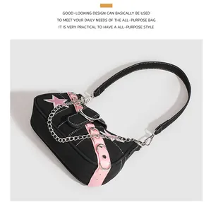 Vue détaillée du sac sous le bras Y2K noir et rose avec étoile en métal et chaîne