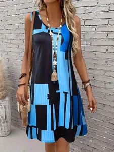 Vue détaillée d'une robe sans manches pour femmes avec imprimé abstrait bleu et noir