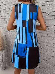 Vue arrière détaillée d'une robe d'été sans manches à motif géométrique bleu et noir
