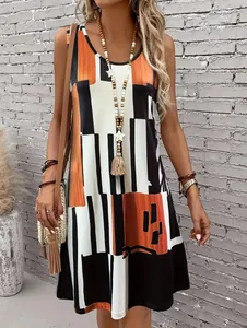 Gros plan d'une robe d'été sans manches élégante avec des imprimés géométriques orange et noir.