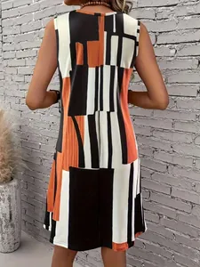 Vue de dos d'une robe en maille sans manches avec un imprimé géométrique abstrait