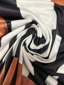 Gros plan détaillé sur un tissu en maille douce avec imprimé rayé noir blanc et marron