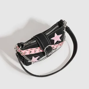Sac sous le bras style Y2K noir et rose avec étoiles brodées et chaîne métallique