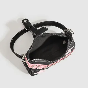 Sac à bandoulière noir style Y2K avec étoiles roses et anneaux métalliques