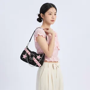 Sac à épaule noir de style Y2K avec patchs d'étoiles roses et chaîne en métal