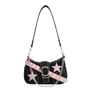 Sac à bandoulière noir Y2K tendance avec étoiles roses et chaînes en métal argenté
