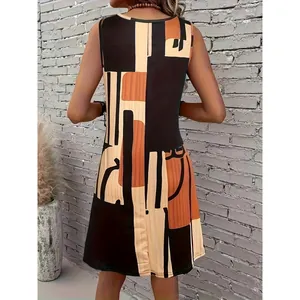 Robe sans manches à col rond avec imprimé géométrique abstrait, présentation de la vue de dos