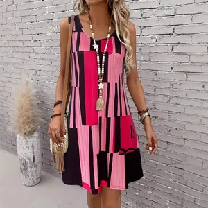 Robe d'été sans manches ample pour femme avec imprimé géométrique rose et noir audacieux.