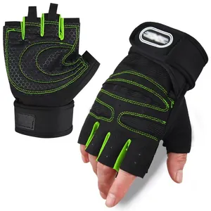 Detailansicht von Halbfinger-Fitnesshandschuhen mit grünen Nähten und Wabenstruktur