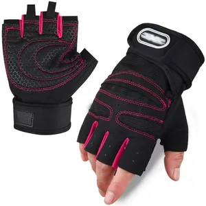 Nahaufnahme von schwarz-pinken Halbfinger-Fitnesshandschuhen mit rutschfestem Wabenmuster.