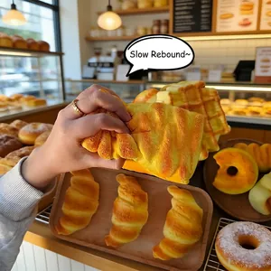 Detalle de mano apretando un juguete blando de espuma de PU que simula pan artesanal