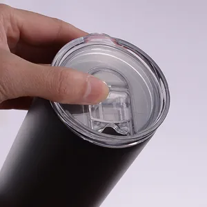 Vue détaillée du couvercle transparent anti-déversement du gobelet isotherme 20oz