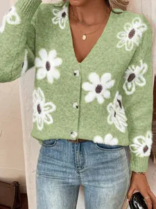 Detail des grünen Damen-Strickcardigans mit weißem Blumenmuster und V-Ausschnitt.