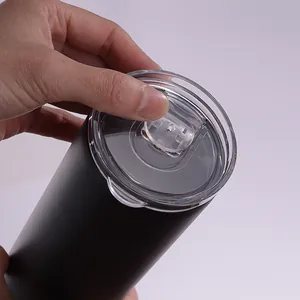 Vista dettagliata del coperchio trasparente a scorrimento su un bicchiere nero da 20oz