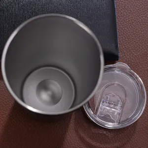 Vue détaillée de l'intérieur du gobelet 20oz en acier inoxydable avec couvercle.
