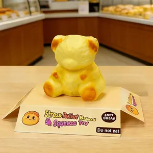 Juguete de pan blando de rebote lento con forma de oso en base de exhibición decorativa
