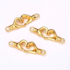 Dettaglio della chiusura a forma di cuore placcata in oro 14K per creazione gioielli