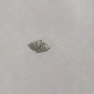 Primo piano di chiusure magnetiche grigie a forma di cuore per gioielli fai-da-te