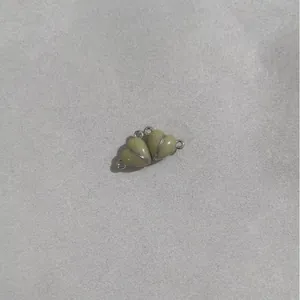 Dettaglio dei fermagli magnetici a forma di cuore verde salvia per gioielli fai da te