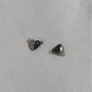 Dettaglio di chiusure magnetiche a forma di cuore per bracciali e collane fai da te