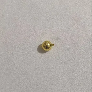 Vista dettagliata di una chiusura magnetica tonda placcata oro 14k per gioielli fai da te
