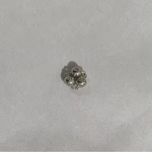 Dettaglio di piccoli fermagli magnetici tondi argentati per la creazione di gioielli fai da te