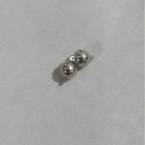 Primo piano di due chiusure magnetiche tonde argento lucido per gioielli fai da te