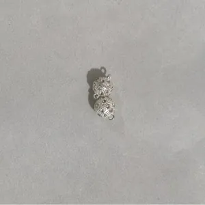 Dettaglio di una chiusura magnetica rotonda con strass scintillanti per gioielli