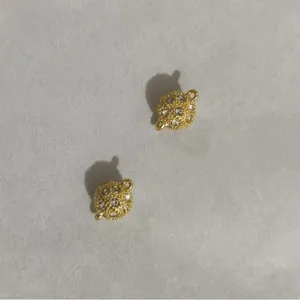 Vista dettagliata di chiusure magnetiche dorate per gioielli con strass brillanti