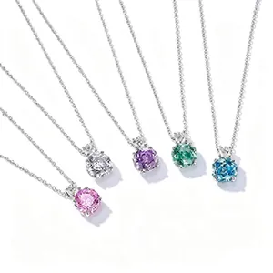 Gros plan de colliers en argent sterling s999 avec pendentifs en zircon multicolores