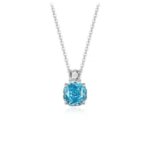 Détail d'un collier en argent S999 avec pendentif en zircon rose bleu clair.
