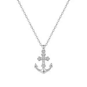 Détail d'un collier pendentif ancre et croix en argent orné de zircons scintillants