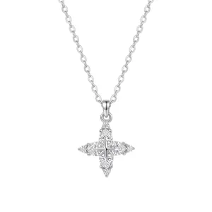 Gros plan d'un collier en argent s999 avec pendentif trèfle en zircon étincelant