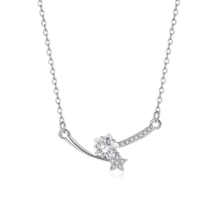 Détail d'un collier en argent s999 avec un pendentif en forme d'étoile en zircon.