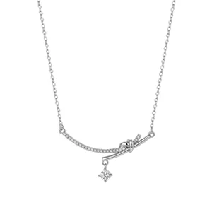 Collier en argent avec une barre courbée, un motif de nœud et un pendentif en zircon carré