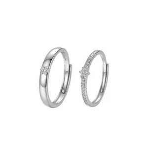 Vue détaillée d'élégantes boucles d'oreilles créoles en argent S999 avec trèfle en zircon