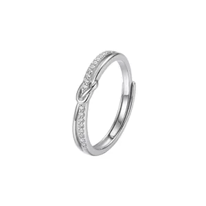 Vue détaillée d'une bague nœud en argent élégante avec des zircons cubiques scintillants
