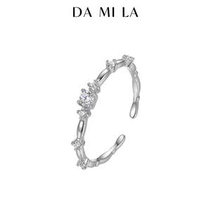 Vue détaillée d'une élégante bague ajustable en argent ornée de zircons cubiques